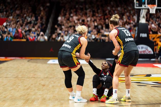 Alexis Peterson (Germany), 01 on the floor, Emma Eichmeyer (Germany), 09, and Leonie Fiebich (Germany), 13, help her up, GER, France vs. Germany, basketball, 2026 FIBA Women s World Cup, semifinal, September 12, 2026 GER, France vs. Germany, basketball, 2026 FIBA Women s World Cup, semifinal, September 12, 2026 Berlin Copyright: xEibner-Pressefoto MaxxVincenx EP_MVN