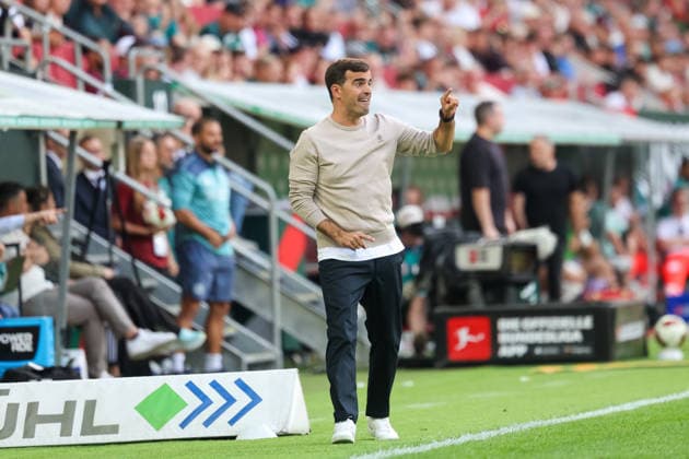 Carles Martinez (Bayer 04 Leverkusen, Chef-Trainer) gestikuliert, Gesten, Gestik, GER, FC Augsburg vs. Bayer 04 Leverkusen, Fussball, Bundesliga, 3. Spieltag, Saison 2026 2027, 12.09.2026, DFL DFB REGULATIONS PROHIBIT ANY USE OF PHOTOGRAPHS as IMAGE SEQUENCES and or QUASI-VIDEO, GER, FC Augsburg vs. Bayer 04 Leverkusen, Fussball, Bundesliga, 3. Spieltag, Saison 2026 2027, 12.09.2026 Augsburg *** Carles Martinez, head coach of Bayer 04 Leverkusen, gesturing; gestures; GER; FC Augsburg vs. Bayer 04 Leverkusen; soccer; Bundesliga; Matchday 3; 2026–2027 season; September 12, 2026; DFL and DFB regulations prohibit any use of photographs as image sequences and or quasi-video, GER, FC Augsburg vs. Bayer 04 Leverkusen, soccer, Bundesliga, Matchday 3, 2026–2027 season, September 12, 2026, Augsburg Copyright: xEibner-Pressefoto JennixMaulx EP_JML