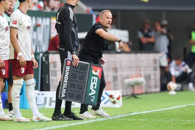 Manuel Baum (FC Augsburg, Chef-Trainer) gestikuliert, Gesten, Gestik, GER, FC Augsburg vs. Bayer 04 Leverkusen, Fussball, Bundesliga, 3. Spieltag, Saison 2026 2027, 12.09.2026, DFL DFB REGULATIONS PROHIBIT ANY USE OF PHOTOGRAPHS as IMAGE SEQUENCES and or QUASI-VIDEO, GER, FC Augsburg vs. Bayer 04 Leverkusen, Fussball, Bundesliga, 3. Spieltag, Saison 2026 2027, 12.09.2026 Augsburg *** Manuel Baum, FC Augsburg head coach, gesturing, gestures, GER, FC Augsburg vs. Bayer 04 Leverkusen, soccer, Bundesliga, Matchday 3, 2026–2027 season, September 12, 2026, DFL and DFB regulations prohibit any use of photographs as image sequences and or quasi-video, GER, FC Augsburg vs. Bayer 04 Leverkusen, soccer, Bundesliga, Matchday 3, 2026–2027 season, September 12, 2026, Augsburg Copyright: xEibner-Pressefoto JennixMaulx EP_JML