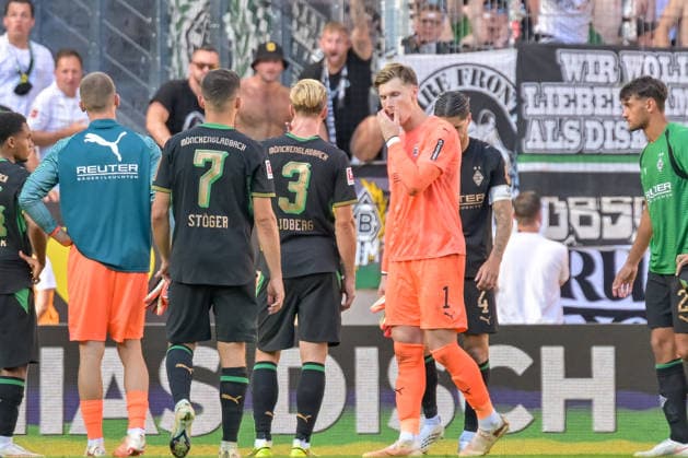 Team Borussia Moenchengladbach nach der Niederlage in Freiburg mit Kevin Stoeger (Borussia Moenchengladbach, 07) und seinen Spielern. GER, SC Freiburg vs Bor. Moenchengladbach, Fussball, Bundesliga, 3. Spieltag, Saison 2026 2027, 12.09.2026 DFL DFB REGULATIONS PROHIBIT ANY USE OF PHOTOGRAPHS AS IMAGE SEQUENCES AND OR QUASI-VIDEO GER, SC Freiburg vs Bor. Moenchengladbach, Fussball, Bundesliga, 3. Spieltag, Saison 2026 2027, 12.09.2026 Freiburg *** Borussia Mönchengladbach team after the loss in Freiburg with Kevin Stoeger, Borussia Mönchengladbach, 07, and his players, GER, SC Freiburg vs. Borussia Mönchengladbach, soccer, Bundesliga, Matchday 3, 2026–2027 season, September 12, 2026 DFL DFB regulations prohibit any use of photographs as image sequences and or quasi-video GER, SC Freiburg vs. Borussia Mönchengladbach, Soccer, Bundesliga, Matchday 3, 2026–2027 season, September 12, 2026, Freiburg Copyright: xEibner-Pressefotox EP_THS