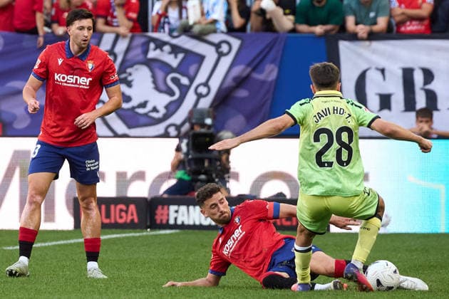 LaLiga EA Sports 2026–27 CA Osasuna vs. RCD Espanyol Kike Barja 11 (OSA) makes a tackle on Javi Hernández 28 (ESP) during the LaLiga EA Sports match between CA Osasuna and RCD Espanyol played at El Sadar in Pamplona Abel Bretones 23 OSA is also visible in the image. Credit: Inigo Alzugaray, Agencia LOF, Pamplona. LaLiga EA Sports 2026-27: CA Osasuna vs. RCD Espanyol Copyright: xCredit:xInigoxAlzugarayx xAgencix