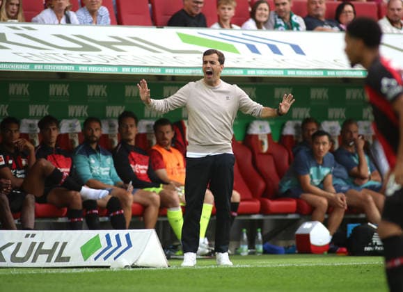 Fussball, Herren, Saison 2026 2027, FC Augsburg - Bayer 04 Leverkusen, Bundesliga, WWK Arena Carles Martinez, Trainer (Bayer 04 Leverkusen) an der Seitenlinie stehend, anfeuernd, hebt beide Arme, schreien, aufgebracht DFL DFB regulations prohibit any use of photographs as image sequences and or quasi-video *** Soccer, Men s, 2026–2027 Season, FC Augsburg vs. Bayer 04 Leverkusen, Bundesliga, WWK Arena: Carles Martinez, coach of Bayer 04 Leverkusen, standing on the sideline, cheering, raising both arms, shouting, agitated. DFL and DFB regulations prohibit any use of photographs as image sequences and or quasi-video.