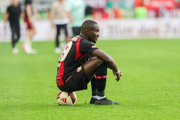 Moussa Diaby (Bayer 04 Leverkusen, 19) sitzt auf dem Ball nach dem Spiel, GER, FC Augsburg vs. Bayer 04 Leverkusen, Fussball, Bundesliga, 3. Spieltag, Saison 2026 2027, 12.09.2026, DFL DFB REGULATIONS PROHIBIT ANY USE OF PHOTOGRAPHS as IMAGE SEQUENCES and or QUASI-VIDEO, GER, FC Augsburg vs. Bayer 04 Leverkusen, Fussball, Bundesliga, 3. Spieltag, Saison 2026 2027, 12.09.2026 Augsburg *** Moussa Diaby of Bayer 04 Leverkusen, No. 19, sits on the ball after the game, GER, FC Augsburg vs. Bayer 04 Leverkusen, Soccer, Bundesliga, Matchday 3, 2026–2027 season, September 12, 2026, DFL and DFB regulations prohibit any use of photographs as image sequences and or quasi-video, GER, FC Augsburg vs. Bayer 04 Leverkusen, soccer, Bundesliga, Matchday 3, 2026–2027 season, September 12, 2026, Augsburg Copyright: xEibner-Pressefoto JennixMaulx EP_JML