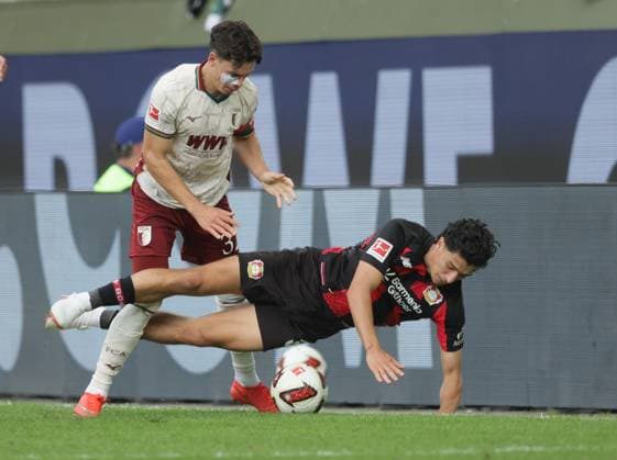 Augsburgs 32 Fabian RIEDER im Zweikampf mit Leverkusens 30 Ibrahim MAZA. Fussball: Augsburg - Leverkusen. Fußball Bundesliga, FC Augsburg - Bayer leverkusen, 3.Spieltag, Saison 2026-2027, am 12.09.2026 in Augsburg, W W K A R E N A, Deutschland. Quelle Copyright Credit : Oryk HAIST *** Augsburg s No. 32 Fabian RIEDER in a tackle with Leverkusen s No. 30 Ibrahim MAZA Soccer Augsburg Leverkusen Soccer Bundesliga, FC Augsburg Bayer Leverkusen, Matchday 3, 2026–2027 Season, on September 12, 2026, in Augsburg, WWK Arena, Germany Source: Copyright Credit Oryk HAIST xFUSSBALL-AUGSBURG-LEVERKUSENx