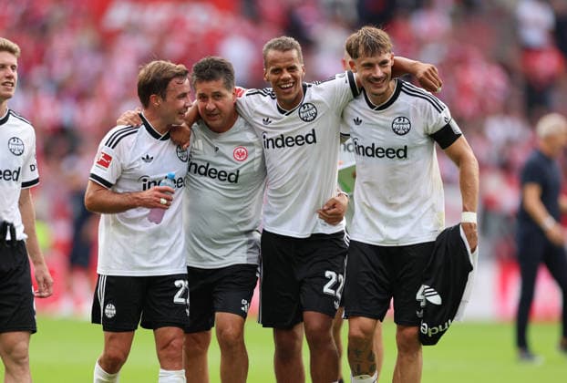12.09.2026, Fussball Bundesliga, 1. FSV Mainz 05 - Eintracht Frankfurt, v.l., Mario Götze (Eintracht Frankfurt), Co-Trainer Christian Peintinger (Eintracht Frankfurt), Timothy Chandler (Eintracht Frankfurt), Robin Koch (Eintracht Frankfurt) feiern den Sieg DFL DFB REGULATIONS PROHIBIT ANY USE OF PHOTOGRAPHS AS IMAGE SEQUENCES AND OR QUASI-VIDEO. xdcx *** September 12, 2026, Bundesliga Soccer, 1. FSV Mainz 05 vs. Eintracht Frankfurt, from left: Mario Götze (Eintracht Frankfurt), Assistant Coach Christian Peintinger (Eintracht Frankfurt), Timothy Chandler (Eintracht Frankfurt), Robin Koch (Eintracht Frankfurt) celebrate the victory. DFL and DFB regulations prohibit any use of photographs as image sequences and or quasi-video. xdcx Copyright: HMBxMedia Claus