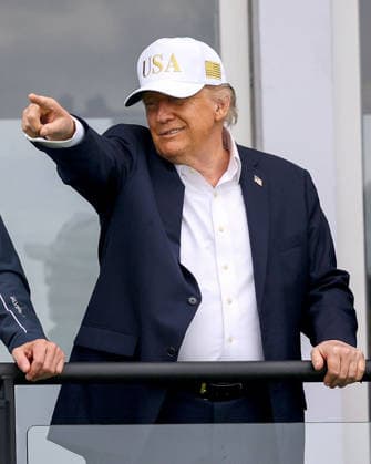 2026 Amgen Irish Open - Third Round, Trump International Golf Links, Doonbeg 12 9 2026 President of the United States of America Donald Trump watches over the eighteenth green Donald Trump watches over the eighteenth green 12 9 2026  Copyright: xx BB3_6257
