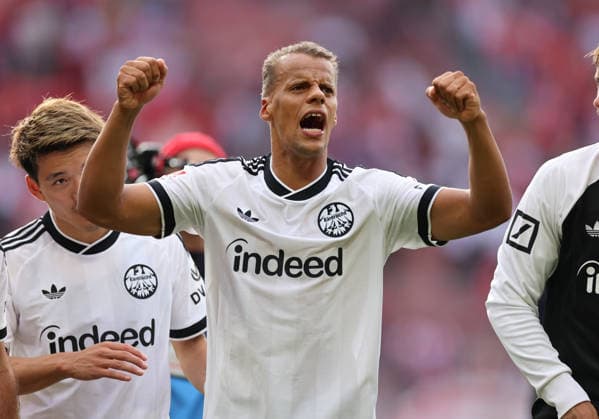 12.09.2026, Fussball Bundesliga, 1. FSV Mainz 05 - Eintracht Frankfurt, v.l., Timothy Chandler (Eintracht Frankfurt) jubelnd bejubelt jubelt jubeln celebrate DFL DFB REGULATIONS PROHIBIT ANY USE OF PHOTOGRAPHS AS IMAGE SEQUENCES AND OR QUASI-VIDEO. xdcx *** September 12, 2026, Bundesliga, 1 FSV Mainz 05 vs. Eintracht Frankfurt, from left: Timothy Chandler of Eintracht Frankfurt celebrating, cheering, rejoicing—DFL and DFB regulations prohibit any use of photographs as image sequences and or quasi-video xdcx Copyright: HMBxMedia Claus