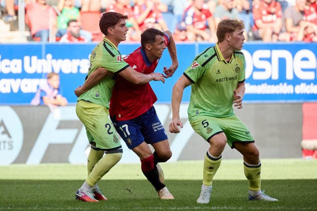 LaLiga EA Sports 2026–27 CA Osasuna vs. RCD Espanyol Roger Hinojo 21 ESP L, Ante Budimir 17 OSA and Clemens Riedel 5 ESP R in action during the LaLiga EA Sports match between CA Osasuna and RCD Espanyol played at El Sadar in Pamplona. Credit: Inigo Alzugaray, Agencia LOF, Pamplona. LaLiga EA Sports 2026–27 CA Osasuna vs. RCD Espanyol Copyright: xCredit:xInigoxAlzugarayx xAgencix