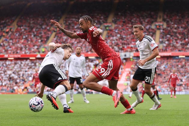 Football - Premier League - Liverpool v Fulham 12th September 2026 - Premier League - Liverpool v Fulham - Bradley Barcola of Liverpool battles with David Affengruber of Fulham (L) and Timothy Castagne of Fulham (R) - Photo: Simon Stacpoole Offside. Liverpool UK *** Fußball: Premier League – Liverpool gegen Fulham, 12. September 2026 Premier League – Liverpool gegen Fulham: Bradley Barcola von Liverpool im Zweikampf mit David Affengruber von Fulham (links) und Timothy Castagne von Fulham (rechts). Foto: Simon Stacpoole. Abseits. Liverpool, Großbritannien  Copyright: xSimonxStacpoolexOffside
