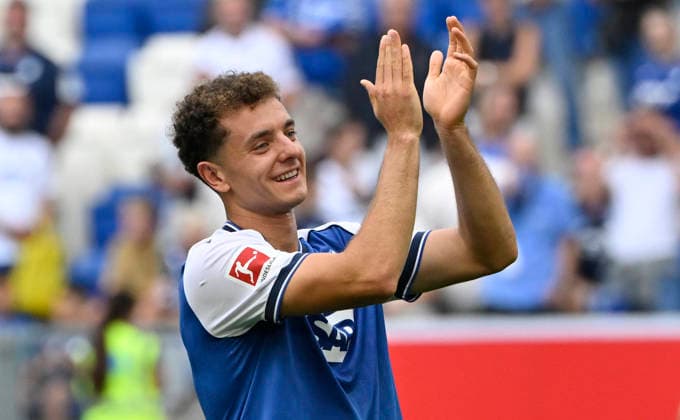 nach Spielende: Fisnik Asllani TSG 1899 Hoffenheim (11) laesst sich in der Kurve feiern Schlussjubel, Freude, Glueck, Jubel TSG 1899 Hoffenheim vs VfB Stuttgart 12.09.2026 DFL REGULATIONS PROHIBIT ANY USE OF PHOTOGRAPHS AS IMAGE SEQUENCES AND OR QUASI-VIDEO TSG 1899 Hoffenheim vs VfB Stuttgart *** After the game, Fisnik Asllani of TSG 1899 Hoffenheim (No. 11) is celebrated in the stands—final cheers, joy, happiness, Celebrations: TSG 1899 Hoffenheim vs. VfB Stuttgart, September 12, 2026. DFL regulations prohibit any use of photographs as image sequences and or quasi-video. TSG 1899 Hoffenheim vs. VfB Stuttgart