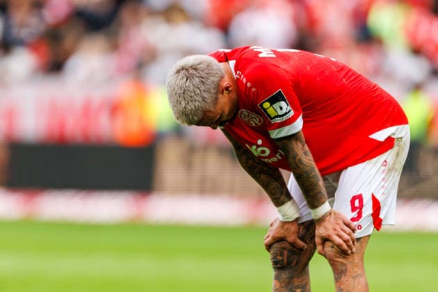 MAINZ, GERMANY - SEPTEMBER 12: Phillip Tietz (1. FSV Mainz 05, 9) and teammates look dejected following the team s defeat during the Bundesliga match between 1. FSV Mainz 05 vs. Eintracht Frankfurt at MEWA Arena on matchday 3 of the 1. Bundesliga on September 12, 2026 in Mainz, Germany. DFL REGULATIONS PROHIBIT ANY USE OF PHOTOGRAPHS AS IMAGE SEQUENCES AND OR QUASI-VIDEO. Rhineland-Palatinate Germany Copyright: xStephanxHahnex