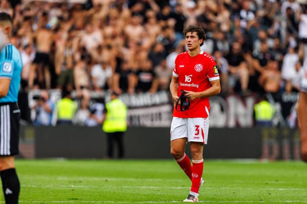 MAINZ, GERMANY - SEPTEMBER 12: Fabia Gruber (1. FSV Mainz 05, 3) and teammates look dejected following the team s defeat during the Bundesliga match between 1. FSV Mainz 05 vs. Eintracht Frankfurt at MEWA Arena on matchday 3 of the 1. Bundesliga on September 12, 2026 in Mainz, Germany. DFL REGULATIONS PROHIBIT ANY USE OF PHOTOGRAPHS AS IMAGE SEQUENCES AND OR QUASI-VIDEO. Rhineland-Palatinate Germany Copyright: xStephanxHahnex