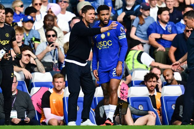 Chelsea v Hull City, Premier League Chelsea head coach Xabi Alonso gives instructions to Chelsea defender Reece James (24) during the Premier League match between Chelsea and Hull City at Stamford Bridge, London, UK on 12 September 2026. London Stamford Bridge Greater London UK Editorial use only DataCo restrictions apply See www.football-dataco.com , Copyright: xDennisxGoodwinx PSI-24862-0042