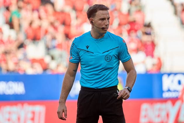 LaLiga EA Sports 2026–27 CA Osasuna vs. RCD Espanyol: Luis Bestard, referee, during the LaLiga EA Sports match between CA Osasuna and RCD Espanyol played at El Sadar in Pamplona. Credit: Inigo Alzugaray, Agencia LOF, Pamplona. LaLiga EA Sports 2026 27 CA Osasuna vs. RCD Espanyol Copyright: xCredit:xInigoxAlzugarayx xAgencix