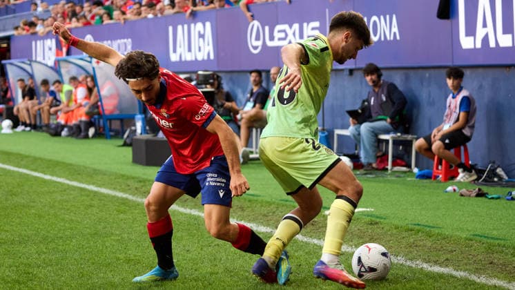 LaLiga EA Sports 2026-27 CA Osasuna vs. RCD Espanyol Raúl Moro (18, OSA L) makes a tackle on Javi Hernández (28, ESP R) during the LaLiga EA Sports match between CA Osasuna and RCD Espanyol played at El Sadar in Pamplona. Credit: Ínigo Alzugaray LOF Agency Pamplona LaLiga EA Sports 2026-27 CA Osasuna vs. RCD Espanyol Copyright: xCredit:xInigoxAlzugarayx xAgencix
