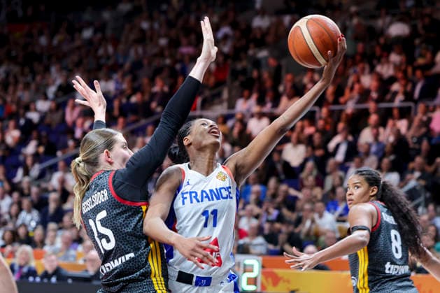 Luisa Geiselsoder of Germany and Valeriane Ayayi of France battle for the ball during the FIBA Women s Basketball World Cup Germany 2026 semifinal match between France and Germany at the Berlin Arena on September 12, 2026, in Berlin, Germany. Photo by Marco Steinbrenner, DeFodi Images
