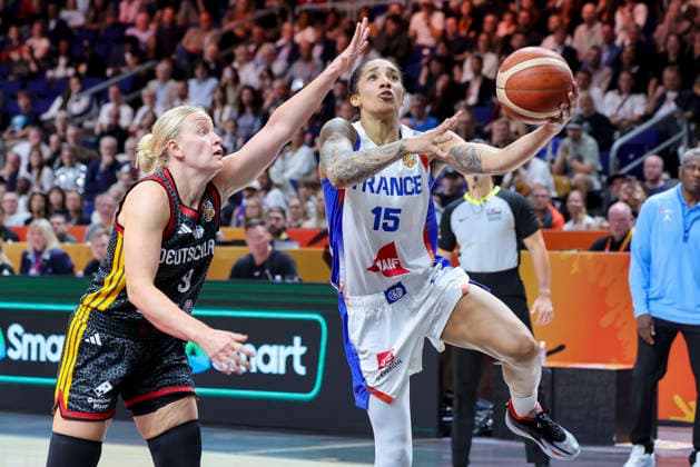 Emma Eichmeyer of Germany and Gabby Williams of France battle for the ball during the FIBA Women s Basketball World Cup Germany 2026 semifinal match between France and Germany at the Berlin Arena on September 12, 2026, in Berlin, Germany. Photo by Marco Steinbrenner, DeFodi Images