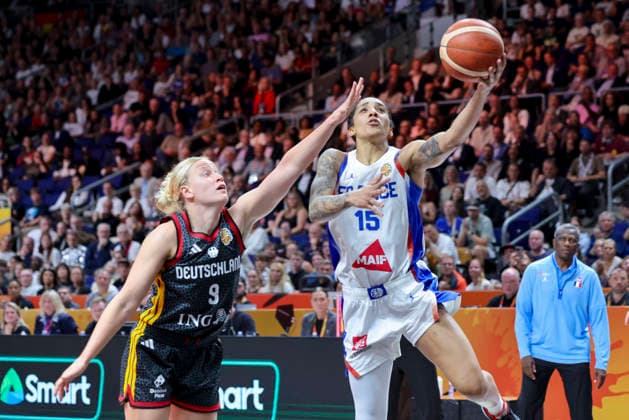 Emma Eichmeyer of Germany and Gabby Williams of France battle for the ball during the FIBA Women s Basketball World Cup Germany 2026 semifinal match between France and Germany at the Berlin Arena on September 12, 2026, in Berlin, Germany. Photo by Marco Steinbrenner, DeFodi Images