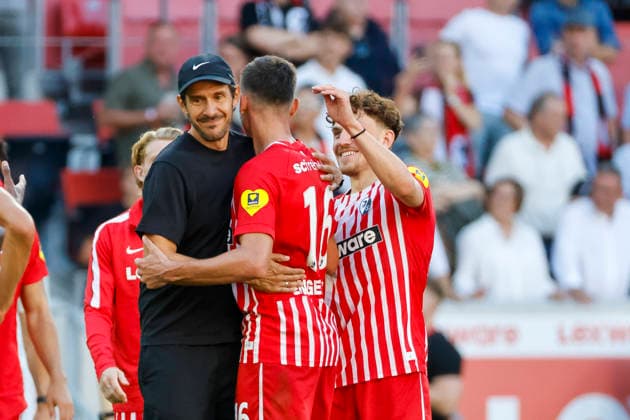 Julian Schuster (SC Freiburg, Trainer), Yannik Engelhardt (SC Freiburg, 16) und Philipp Treu (SC Freiburg, 29) nach dem Spiel , Deutschland, Fussball, 1. Bundesliga, 3.Spieltag, 2026 2027, SC Freiburg vs. Borussia Mönchengladbach, 12.09.2026, Freiburg im Breisgau Europa-Park Stadion Deutschland *** Julian Schuster, SC Freiburg, coach; Yannik Engelhardt, SC Freiburg, 16; and Philipp Treu, SC Freiburg, 29, after the game; Germany, soccer, Bundesliga 1, Matchday 3, 2026–2027, SC Freiburg vs. Borussia Mönchengladbach, September 12, 2026, Freiburg im Breisgau, Europa-Park Stadium, Germany Copyright: xGrantxHubbsx