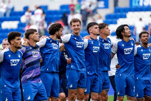 Spieler der TSG 1899 Hoffenheim, Jubel nach dem Schlusspfiff, Freude über den Sieg, Sieger, Gewinner, jubelt, jubeln, fröhlich, positiv, freut sich, freuen, optimistisch, Highlight, Action, Aktion, 12.09.2026, Sinsheim (Deutschland), Fussball, Bundesliga, TSG 1899 Hoffenheim - VfB Stuttgart, DFB DFL REGULATIONS PROHIBIT ANY USE OF PHOTOGRAPHS AS IMAGE SEQUENCES AND OR QUASI-VIDEO. *** TSG 1899 Hoffenheim players, celebrating after the final whistle, joy over the victory, winners, celebrating, cheerful, positive, happy, optimistic, highlight, action, September 12, 2026, Sinsheim, Germany, soccer, Bundesliga, TSG 1899 Hoffenheim vs. VfB Stuttgart, DFB and DFL regulations prohibit any use of photographs as image sequences and or quasi-video xozx