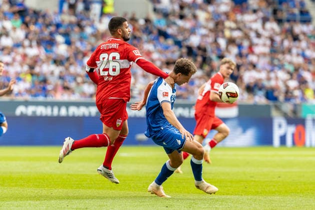 Harter Zweikampf Deniz Undav (VfB Stuttgart, 26) Fisnik Asllani (TSG Hoffenheim, 11) wird gehalten, GER, TSG Hoffenheim vs. VfB Stuttgart, Fussball, 1. Bundesliga, 03. Spieltag, Spielzeit 2026 2027, 12.09.2026, DFL DFB REGULATIONS PROHIBIT ANY USE OF PHOTOGRAPHS AS IMAGE SEQUENCES AND OR QUASI-VIDEO, GER, TSG Hoffenheim vs. VfB Stuttgart, Fussball, 1. Bundesliga, 03. Spieltag, Spielzeit 2026 2027, 12.09.2026 Sinsheim *** Fierce tackle: Deniz Undav (VfB Stuttgart, 26) and Fisnik Asllani (TSG Hoffenheim, 11) are held back, GER, TSG Hoffenheim vs. VfB Stuttgart, Soccer, Bundesliga 1, Matchday 3, 2026–2027 season, September 12, 2026, DFL and DFB regulations prohibit any use of photographs as image sequences and or quasi-video, GER, TSG Hoffenheim vs. VfB Stuttgart, soccer, Bundesliga 1, Matchday 3, 2026–2027 Season, September 12, 2026, Sinsheim Copyright: xEibner-Pressefoto JanixPlessx EP_JPL