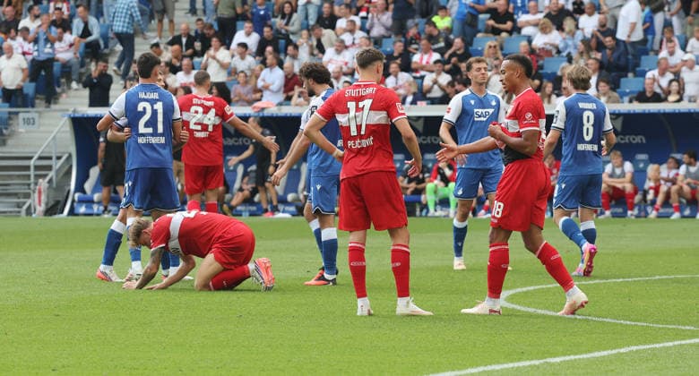 Sinsheim , Fußball Bundesliga TSG 1899 Hoffenheim vs. VfB Stuttgart , Enttäuschung VfB , von links: Finn Jeltsch Dzenan Pejcinovic Jamie Leweling *** Sinsheim, Bundesliga Soccer: TSG 1899 Hoffenheim vs. VfB Stuttgart, Disappointment for VfB, from left: Finn Jeltsch, Dzenan Pejcinovic, Jamie Leweling