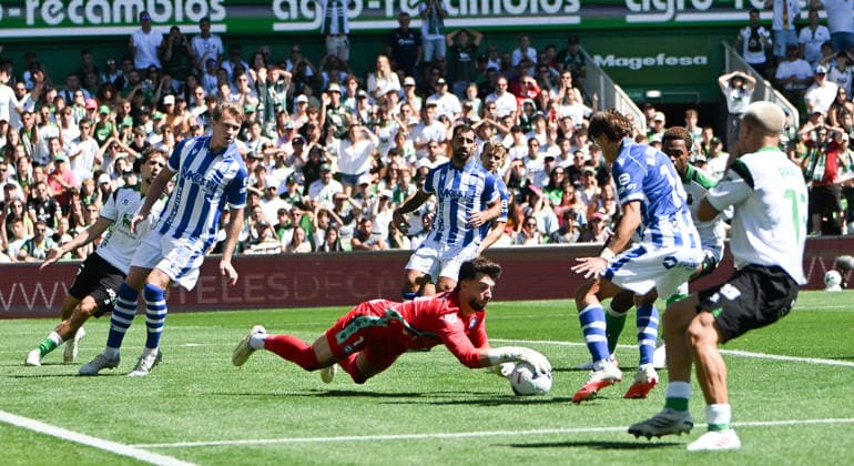 ESP LaLiga EA Sports: Racing Santander vs. Deportivo Alavés. Antonio Sivera of Alavés during the LaLiga EA Sports match between Racing Santander and Deportivo Alavés, played at Campos de Sport de El Sardinero Stadium in Cantabria on September 12, 2026, in Spain. Spanish Soccer Copyright: xAgenciaxLOFx