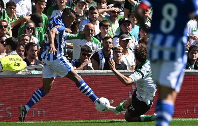ESP LaLiga EA Sports: Racing Santander vs. Deportivo Alavés—Mariano Díaz Mejía of Alavés and Pablo Ramón Parra of Racing Santander during the LaLiga EA Sports match between Racing Santander and Deportivo Alavés, played at the Campos de Sport de El Sardinero Stadium in Cantabria on September 12, 2026 in Spain Spanish Soccer Copyright: xAgenciaxLOFx