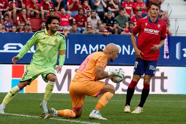 LaLiga EA Sports 2026–27 CA Osasuna vs. RCD Espanyol Marko Dmitrovic (13, ESP) in action during the LaLiga EA Sports match between CA Osasuna and RCD Espanyol played at El Sadar in Pamplona Leandro Cabrera (6, ESP) and Ante Budimir (17) OSA R are also visible in the image. Credit: Inigo Alzugaray, Agencia LOF, Pamplona. LaLiga EA Sports 2026–27 CA Osasuna vs. RCD Espanyol Copyright: xCredit:xInigoxAlzugarayx xAgencix