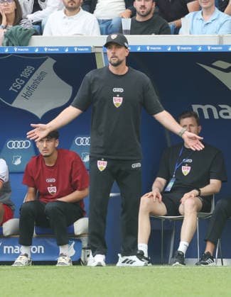 Sinsheim , Fußball Bundesliga TSG 1899 Hoffenheim vs. VfB Stuttgart , Enttäuschung VfB , Trainer Sebastian Hoeneß *** Sinsheim, Bundesliga Soccer: TSG 1899 Hoffenheim vs. VfB Stuttgart, Disappointment for VfB, Coach Sebastian Hoeneß