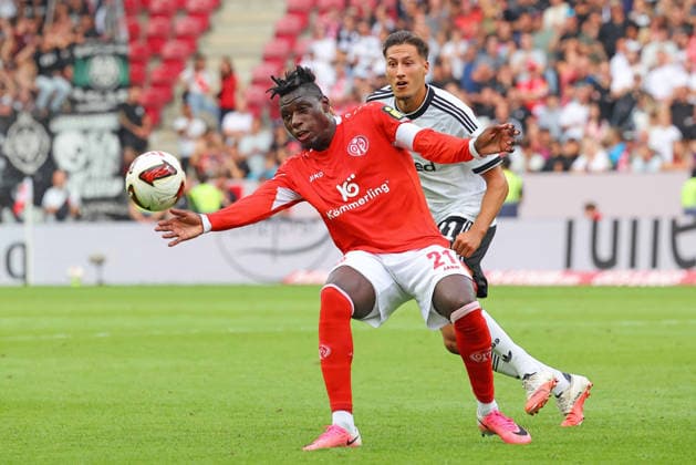 Mainz, Deutschland 12. September 2026: 1. BL - 2026 2027 - Sp. 3 - 1. FSV Mainz 05 gegen Eintracht Frankfurt Im Bild: v. li. im Zweikampf Danny da Costa (FSV) gegen Younes Ebnoutalib (Frankfurt). DFL regulations prohibit any use of photographs as image sequences and or quasi-video Mewa Arena Rheinland - Pfalz *** Mainz, Germany September 12, 2026 Bundesliga 2026–2027 Matchday 3: FSV Mainz 05 vs. Eintracht Frankfurt Pictured from left: Danny da Costa (FSV) in a tackle against Younes Ebnoutalib (Frankfurt). DFL regulations prohibit any use of photographs as image sequences and or quasi-video at the Mewa Arena, Rhineland-Palatinate Copyright: xFotostandx xRacochax
