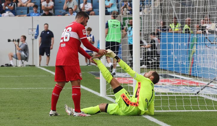 Sinsheim , Fußball Bundesliga TSG 1899 Hoffenheim vs. VfB Stuttgart , von links: Deniz Undav ( VfB ) Oliver Baumann ( Hoff ) *** Sinsheim, Bundesliga soccer: TSG 1899 Hoffenheim vs. VfB Stuttgart; from left: Deniz Undav (VfB), Oliver Baumann (Hoffenheim)