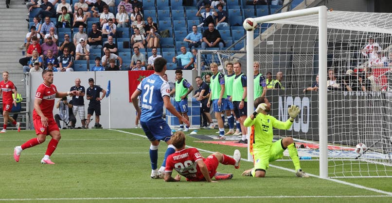 Sinsheim , Fußball Bundesliga TSG 1899 Hoffenheim vs. VfB Stuttgart , Chance von Finn Jeltsch ( VfB ) *** Sinsheim, Bundesliga Soccer: TSG 1899 Hoffenheim vs. VfB Stuttgart, Chance by Finn Jeltsch (VfB)