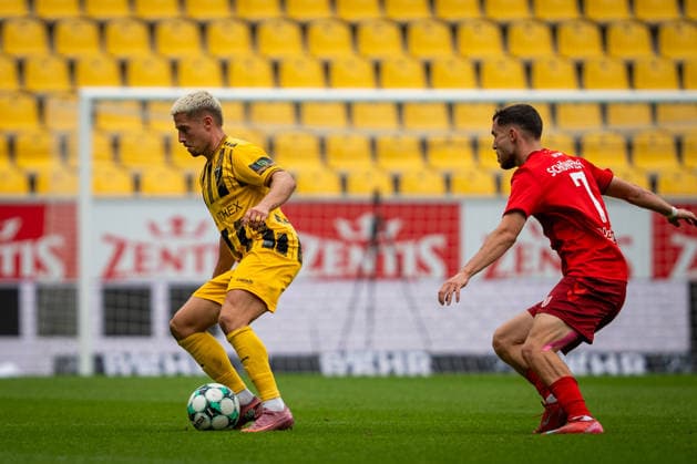 Lukas Scepanik, Alemannia Aachen, 07; behind him, Oscar Schoenfelder, SSV Jahn Regensburg, 07; TSV Alemannia Aachen vs. SSV Jahn Regensburg, Soccer, 3rd League, Matchday 5, 2026–2027 Season, September 12, 2026 DFB regulations prohibit any use of photographs as image sequences and or quasi-video TSV Alemannia Aachen vs. SSV Jahn Regensburg, soccer, 3rd Division, Matchday 5, 2026–2027 Season, September 12, 2026, Aachen Copyright: xEibner-Pressefoto J.xDerondeaux EP_JDU