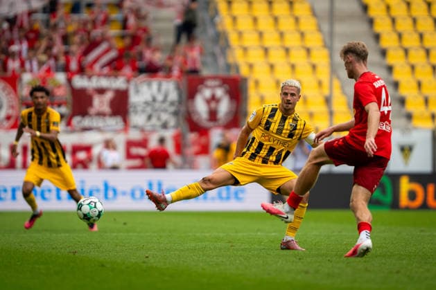 Lukas Scepanik of Alemannia Aachen, No. 7, attempts to block the ball. TSV Alemannia Aachen vs. SSV Jahn Regensburg, soccer, 3rd Division, Matchday 5, 2026–2027 season, September 12, 2026 DFB regulations prohibit any use of photographs as image sequences and or quasi-video TSV Alemannia Aachen vs. SSV Jahn Regensburg, soccer, 3rd Division, Matchday 5, 2026–2027 Season, September 12, 2026, Aachen Copyright: xEibner-Pressefoto J.xDerondeaux EP_JDU