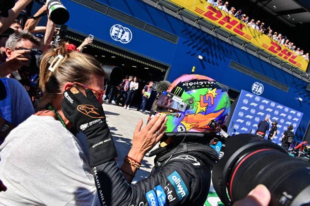 12.09.2026, Madring, Madrid, FORMULA 1 GRAN PREMIO DE ESPANA 2026 , Lando Norris (GBR), McLaren Mastercard F1 Team umarmt seine Mutter Cisca Wauman und feiert die Poleposition. (Photo by Zoran Zivkov Hasan Bratic DeFodi Images) - *** September 12, 2026, Madring, Madrid, 2026 FORMULA 1 GRAN PREMIO DE ESPANA, Lando Norris (GBR) of the McLaren Mastercard F1 Team hugs his mother, Cisca Wauman, and celebrates securing pole position. Photo by Zoran Zivkov, Hasan Bratic, DeFodi Images