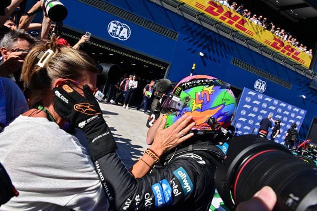 12.09.2026, Madring, Madrid, FORMULA 1 GRAN PREMIO DE ESPANA 2026 , Lando Norris (GBR), McLaren Mastercard F1 Team umarmt seine Mutter Cisca Wauman und feiert die Poleposition. (Photo by Zoran Zivkov Hasan Bratic DeFodi Images) - *** September 12, 2026, Madring, Madrid, 2026 FORMULA 1 GRAN PREMIO DE ESPANA, Lando Norris (GBR) of the McLaren Mastercard F1 Team hugs his mother, Cisca Wauman, and celebrates securing pole position. Photo by Zoran Zivkov, Hasan Bratic, DeFodi Images