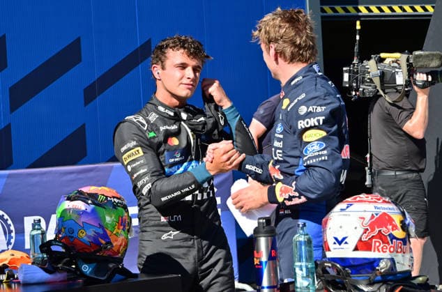 12.09.2026, Madring, Madrid, FORMULA 1 GRAN PREMIO DE ESPANA 2026 , Max Verstappen (NLD), Oracle Red Bull Racing gratuliert Lando Norris (GBR), McLaren Mastercard F1 Team zur Poleposition. (Photo by Zoran Zivkov Hasan Bratic DeFodi Images) - *** September 12, 2026, Madring, Madrid, 2026 FORMULA 1 GRAN PREMIO DE ESPANA, Max Verstappen (NLD), Oracle Red Bull Racing congratulates Lando Norris (GBR), McLaren Mastercard F1 Team on securing pole position. Photo by Zoran Zivkov, Hasan Bratic, DeFodi Images