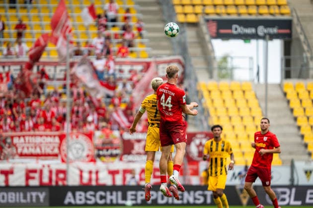 Heading duel between Malte Karbstein of SSV Jahn Regensburg, 44, and Lukas Scepanik of Alemannia Aachen, 07 TSV Alemannia Aachen vs. SSV Jahn Regensburg, soccer, 3rd League, Matchday 5, 2026–2027 season, September 12, 2026 DFB regulations prohibit any use of photographs as image sequences and or quasi-video TSV Alemannia Aachen vs. SSV Jahn Regensburg, soccer, 3rd Division, Matchday 5, 2026–2027 Season, September 12, 2026, Aachen Copyright: xEibner-Pressefoto J.xDerondeaux EP_JDU