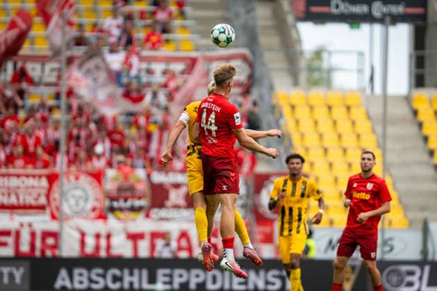 Heading duel between Malte Karbstein of SSV Jahn Regensburg, 44, and Lukas Scepanik of Alemannia Aachen, 07 TSV Alemannia Aachen vs. SSV Jahn Regensburg, soccer, 3rd League, Matchday 5, 2026–2027 season, September 12, 2026 DFB regulations prohibit any use of photographs as image sequences and or quasi-video TSV Alemannia Aachen vs. SSV Jahn Regensburg, soccer, 3rd Division, Matchday 5, 2026–2027 Season, September 12, 2026, Aachen Copyright: xEibner-Pressefoto J.xDerondeaux EP_JDU