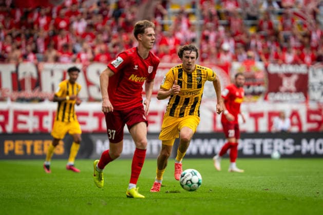 Louis Köster, Alemannia Aachen, 08, behind Leopold Wurm, SSV Jahn Regensburg, 37; TSV Alemannia Aachen vs. SSV Jahn Regensburg, soccer, 3rd Division, Matchday 5, 2026–2027 season, September 12, 2026 DFB regulations prohibit any use of photographs as image sequences and or quasi-video TSV Alemannia Aachen vs. SSV Jahn Regensburg, soccer, 3rd Division, Matchday 5, 2026–2027 Season, September 12, 2026, Aachen Copyright: xEibner-Pressefoto J.xDerondeaux EP_JDU
