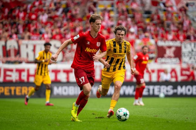 Louis Köster, Alemannia Aachen, 08, behind Leopold Wurm, SSV Jahn Regensburg, 37; TSV Alemannia Aachen vs. SSV Jahn Regensburg, soccer, 3rd Division, Matchday 5, 2026–2027 season, September 12, 2026 DFB regulations prohibit any use of photographs as image sequences and or quasi-video TSV Alemannia Aachen vs. SSV Jahn Regensburg, soccer, 3rd Division, Matchday 5, 2026–2027 Season, September 12, 2026, Aachen Copyright: xEibner-Pressefoto J.xDerondeaux EP_JDU