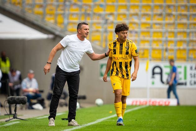 Mersad Selimbegovic, Alemannia Aachen, head coach giving instructions to Justin von der Hitz, Alemannia Aachen, 30; TSV Alemannia Aachen vs. SSV Jahn Regensburg, soccer, 3rd League, Matchday 5, 2026–2027 season, September 12, 2026 DFB regulations prohibit any use of photographs as image sequences and or quasi-video TSV Alemannia Aachen vs. SSV Jahn Regensburg, soccer, 3rd Division, Matchday 5, 2026–2027 season, September 12, 2026, Aachen Copyright: xEibner-Pressefoto J.xDerondeaux EP_JDU