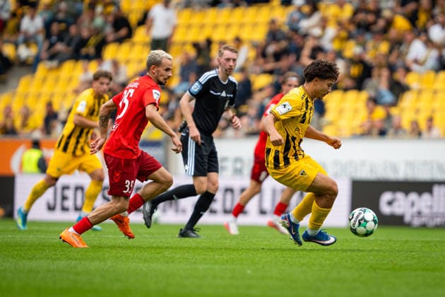 Justin von der Hitz of Alemannia Aachen, 30, with the ball; TSV Alemannia Aachen vs. SSV Jahn Regensburg, soccer, 3rd Division, Matchday 5, 2026–2027 season, September 12, 2026 DFB regulations prohibit any use of photographs as image sequences and or quasi-video TSV Alemannia Aachen vs. SSV Jahn Regensburg, soccer, 3rd Division, Matchday 5, 2026–2027 Season, September 12, 2026, Aachen Copyright: xEibner-Pressefoto J.xDerondeaux EP_JDU