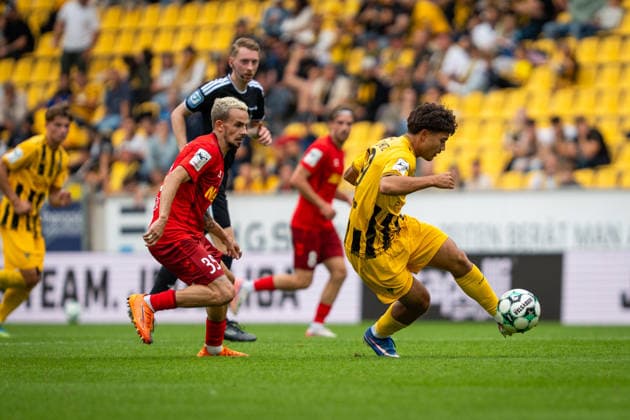 Justin von der Hitz of Alemannia Aachen, 30, with the ball; TSV Alemannia Aachen vs. SSV Jahn Regensburg, soccer, 3rd Division, Matchday 5, 2026–2027 season, September 12, 2026 DFB regulations prohibit any use of photographs as image sequences and or quasi-video TSV Alemannia Aachen vs. SSV Jahn Regensburg, soccer, 3rd Division, Matchday 5, 2026–2027 Season, September 12, 2026, Aachen Copyright: xEibner-Pressefoto J.xDerondeaux EP_JDU