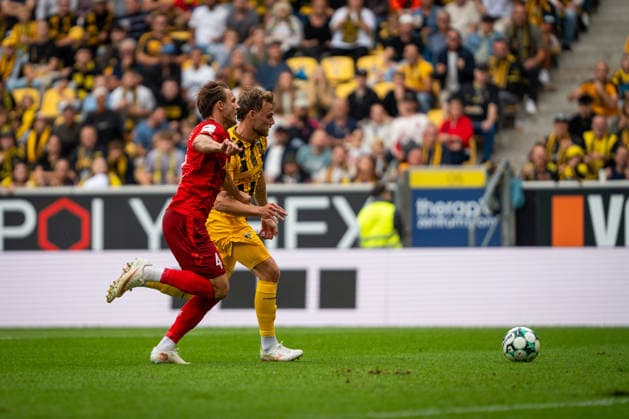 Felix Strauss of SSV Jahn Regensburg, No. 04, goes head-to-head with Mika Schroers of Alemannia Aachen, No. 27; TSV Alemannia Aachen vs. SSV Jahn Regensburg; soccer; 3rd League; Matchday 5; 2026–2027 season, September 12, 2026 DFB regulations prohibit any use of photographs as image sequences and or quasi-video TSV Alemannia Aachen vs. SSV Jahn Regensburg, soccer, 3rd Division, Matchday 5, 2026–2027 Season, September 12, 2026, Aachen Copyright: xEibner-Pressefoto J.xDerondeaux EP_JDU