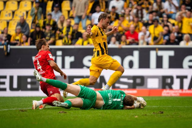 Mika Schroers (Alemannia Aachen, 27) passes Hannes Hermann (SSV Jahn Regensburg, 01) TSV Alemannia Aachen vs. SSV Jahn Regensburg, Soccer, 3rd Division, Matchday 5, 2026–2027 Season, September 12, 2026 DFB regulations prohibit any use of photographs as image sequences and or quasi-video TSV Alemannia Aachen vs. SSV Jahn Regensburg, soccer, 3rd Division, Matchday 5, 2026–2027 Season, September 12, 2026, Aachen Copyright: xEibner-Pressefoto J.xDerondeaux EP_JDU