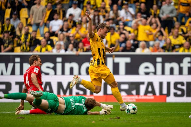 Mika Schroers (Alemannia Aachen, 27) passes Hannes Hermann (SSV Jahn Regensburg, 01) TSV Alemannia Aachen vs. SSV Jahn Regensburg, Soccer, 3rd Division, Matchday 5, 2026–2027 Season, September 12, 2026 DFB regulations prohibit any use of photographs as image sequences and or quasi-video TSV Alemannia Aachen vs. SSV Jahn Regensburg, soccer, 3rd Division, Matchday 5, 2026–2027 Season, September 12, 2026, Aachen Copyright: xEibner-Pressefoto J.xDerondeaux EP_JDU