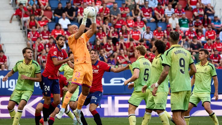 LaLiga EA Sports 2026-27 CA Osasuna vs. RCD Espanyol Marko Dmitrovic 13 (ESP) in action during the LaLiga EA Sports match between CA Osasuna and RCD Espanyol played at El Sadar in Pamplona. Credit: Inigo Alzugaray, Agencia LOF, Pamplona. LaLiga EA Sports 2026-27 CA Osasuna vs. RCD Espanyol Copyright: xCredit:xInigoxAlzugarayx xAgencix