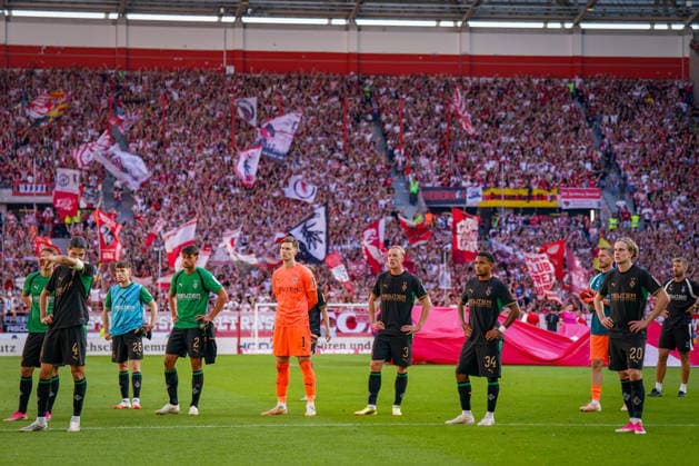Deutschland: Fussball Bundesliga 2026 - 2027, 3. Spieltag - SC Freiburg vs Borussia Mönchengladbach - Europa-Park-Stadion (Freiburg): Enttäuschte Spieler von Borussia Mönchengladbach stehen nach dem Spiel vor den eigenen enttäuschten Gästefans aus Gladbach, im Hintergrund jubelnden Fankurve des SC Freiburg. Niedergeschlagen, Frust, Enttäuschung, Niederlage, Fehlstart, Krise, Borussia Mönchengladbach, Gladbach, Mannschaft, Spieler, SC Freiburg, Sieger, Fans, Zuschauer, Fankurve, Fahnen, Bundesliga, Emotionen. *** Germany Soccer Bundesliga 2026–2027, Matchday 3: SC Freiburg vs. Borussia Mönchengladbach at Europa-Park Stadium in Freiburg. Disappointed Borussia Mönchengladbach players stand in front of their own disappointed visiting fans from Gladbach after the game, with SC Freiburg’s cheering fan section in the background. Dejection, frustration, disappointment, defeat, rough start, crisis, Borussia Mönchengladbach, Gladbach, team, players, SC Freiburg, winners, fans, spectators, fan section, flags, Bundesliga, emotions Copyright: xJOERANxSTEINSIEKx